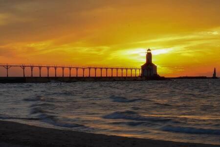 Spacious Upstairs 1Bed- Walking Distance To Beach Outlet Mall Michigan City Eksteriør bilde